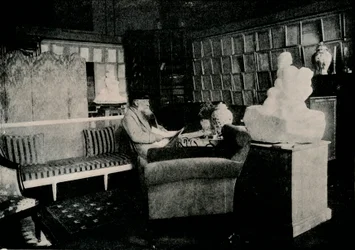 Auguste Rodin entre seus livros na 77 Rue De Varenne, c1900