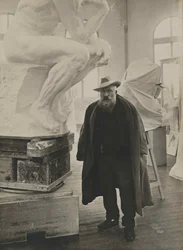 Auguste Rodin em seu estúdio.