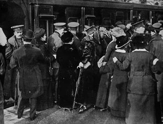 De volta às trincheiras da estação Victoria, Londres, 1915.