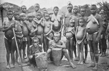 Grupo Bambute Pigmeu com duas mulheres Walese, 1902