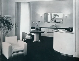 Bar canto de uma sala de jantar desenhado por Jacques Adnet, c1940