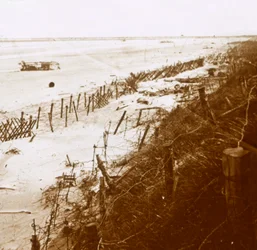 Barreiras de arame farpado na praia, Nieuwpoort-Bad, Flandres, Bélgica, c1914-c1918