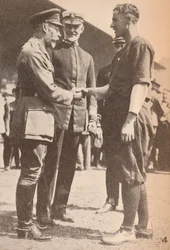 O basebol, o jogo nacional dos Estados Unidos, era praticado pelas tropas americanas durante a sua permanência em Inglaterra. T