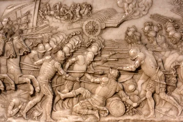 Basílica de São Denis, Túmulo de Francisco 1 rei da França e Claude da França, o baixo relevo da Fundação, Representação da batalha de Marignano em 1515 - os franceses e sua artilharia diante da antiga Confederação Suíça, Saint-Denis, França