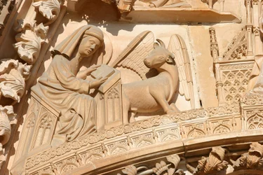 Mosteiro da Batalha : o evangelista Lucas e a carne, seu símbolo, Batalha, Portugal