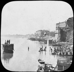 Banho ghat em Benares, Índia, final do século 19 ou início do século 20