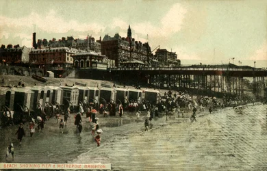 Praia mostrando Pier & Metropole, Brighton, final do século XIX-início do século XX.