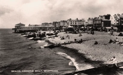 Praia, olhando oeste, Worthing, Sussex, 1935