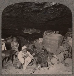 Habitantes das cavernas beduínas em suas cavernas, c1900