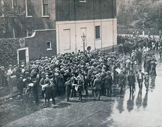 Antes da Inglaterra declarar guerra: reservistas alemães esperando do lado de fora do consulado alemão em Londres, 1914