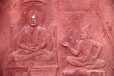 Bhagavad Gita gravado num templo hindu : diálogo entre Krishna e Arjuna Vrindavan Inde