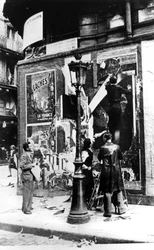 Outdoor com homens colocando cartazes de propaganda, Paris, Segunda Guerra Mundial, 1939-1945