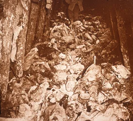 Corpos em túneis sob o Monte Cornillet, Champagne, norte da França, c1917