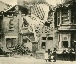 Casas danificadas por bombas, Hartlepool, Primeira Guerra Mundial, dezembro de 1914, c1920.