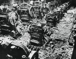 Danos com bombas em uma fábrica da Renault, Sevres, Paris, 4 de abril de 1943