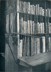 Estante, século XV, com algumas edições posteriores e moldura do catálogo, século XVII, c1931