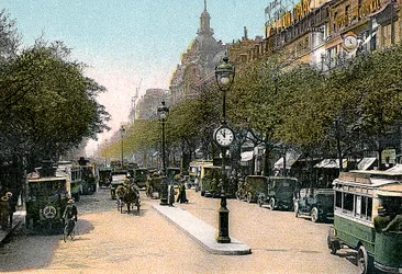 Boulevard des Italiens, Paris, com carros e ônibus na rua, c1900