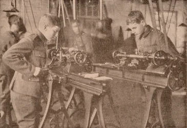 Meninos da Bradfield College fazendo peças de concha, Berkshire, c1916 1928