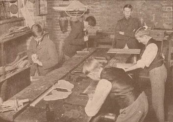 Meninos da Harrow School fazendo talas, muletas e outros artigos para os feridos, c1916 1928