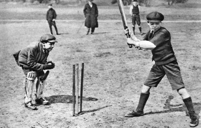 Meninos jogando críquete em Parliament Hill Fields, Londres, 1926-1927