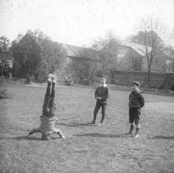 Meninos brincando, início do século XX