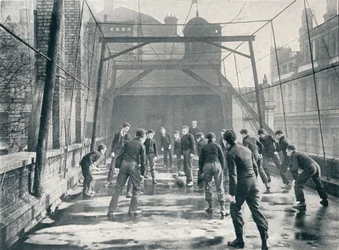 Meninos jogando futebol no telhado da escola de coro da Catedral de St Pauls, Londres, c1901 1901