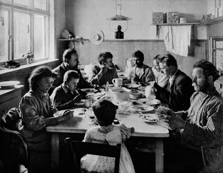 Hora do almoço, c1910, 1911