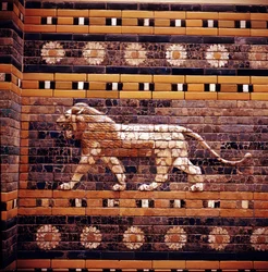 Relevo de tijolo de um leão nas paredes do Caminho Sagrado que leva ao Portão de Ishtar, Babilônia, c580 aC