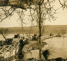 Ponte sobre o rio Meuse em Dugny, norte da França, c1914-c1918
