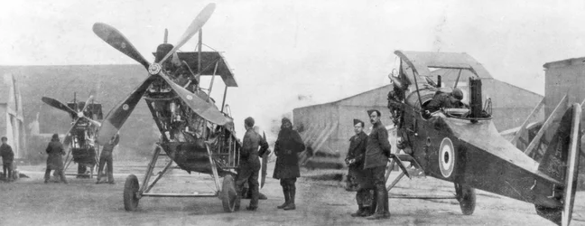 British Royal Flying Corps aeronaves em reparo, c1916