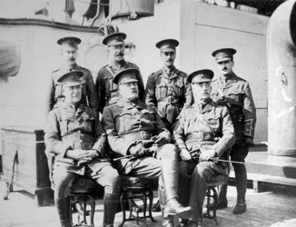 Oficiais britânicos no navio-prisão Royal Edward, fundeado ao largo de Southend, novembro de 1914