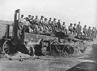 Soldados britânicos com uma arma turca destruída, 1915