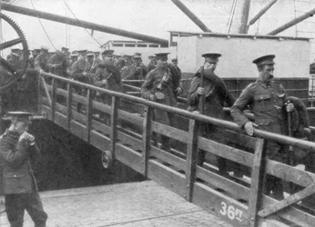 Tropas britânicas desembarcando na França, 7 de agosto de 1914