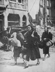 Tropas britânicas estão em Louvain quando refugiados deixam a cidade, 1940, 1940