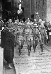 Tropas britânicas a caminho de Bagdá, Primeira Guerra Mundial, 1917, c1920