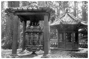 Lanterna de bronze da Coréia e candelabro da Holanda, Japão, 1904