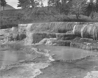 Nascentes sulfurosas castanhas, Parque Nacional de Yellowstone, EUA, cerca de 1900