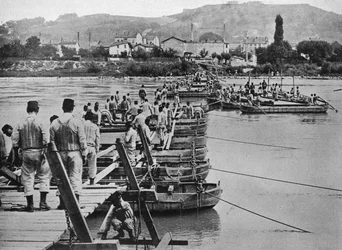Construindo uma ponte de pontão sobre um riacho francês, 1915