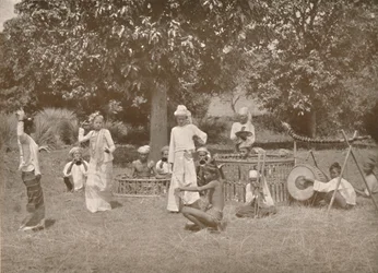 Músicos birmaneses e dançarinos de Pwe, 1900.