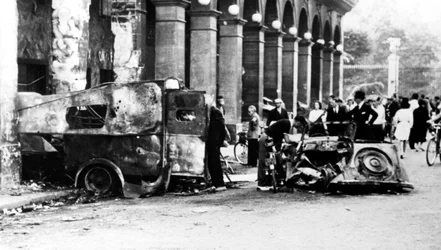 Veículos incendiados na Rue de Castiglione, libertação de Paris, 25 de agosto de 1944