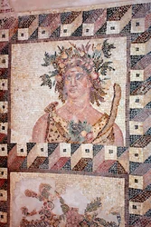 Busto da Primavera - Detalhe do painel das Quatro Estações - Mosaicos de Paphos, Casa de Dionysos - Fim do Século II d.C. - Chipre - Personification du Printemps - Detalhe do mosaico das quatro estações - Mosaicos de Paphos, Casa de Dionysos - Fim do Sécul