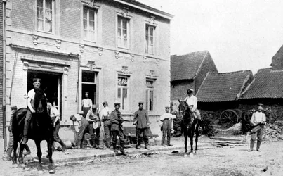 Café em Mouland, destruído pelos alemães, Primeira Guerra Mundial, 1914