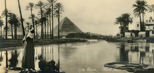 Cairo - tempo de inundação perto das pirâmides, c1918-c1939.