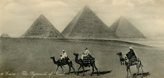 Cairo: As pirâmides de Gizé, c1918-c1939.