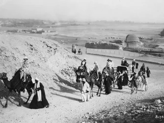 Passeio de camelo, Gizé, Egito, c1920s-c1930s
