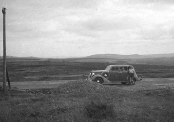 Automóvel na charneca de Bodmin, Cornualha, cerca da década de 1930-cerca da década de 1940