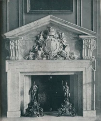 Chaminé de mármore esculpida por William Kent 1685-1748. Na sala de jantar pública de Hampton Court,