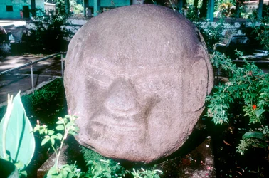 Cabeça monolítica esculpida de Monte Alto, Guatemala, período pré-colombiano, pré-clássico, 1500-100 aC
