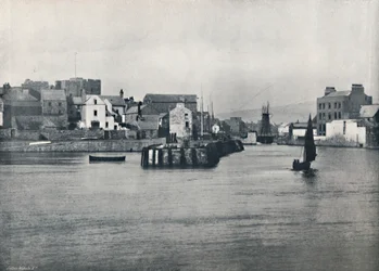 Castletown - do cais, mostrando o castelo de Rushen, 1895