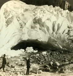Boca cavernosa da enorme geleira Brigsdal, onde o gelo derretido forma torrentes nas montanhas, Noruega, c1905.